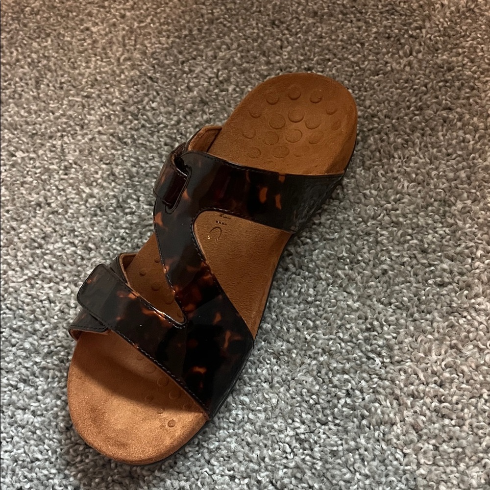 Vionic Tortoiseshell Cross-Strap Sandals